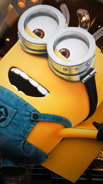 Osaka, Japonya - 14 Ocak 2019: Japonya Universal Stüdyoları 'nda bulunan Mutlu Minyon heykeline yakın çekim. Minyonlar Despicable Me animasyonundan ünlü karakterlerdir..