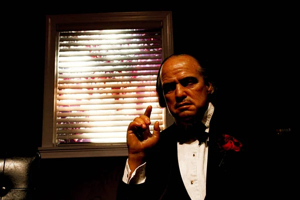 Los Angeles, Ca - 28 Ekim 2013: Marlon Brando 'nun Baba Don Vito Corleone rolündeki mumu, Marlon Brando' nun balmumu figürü - Madame Tussauds Hollywood.