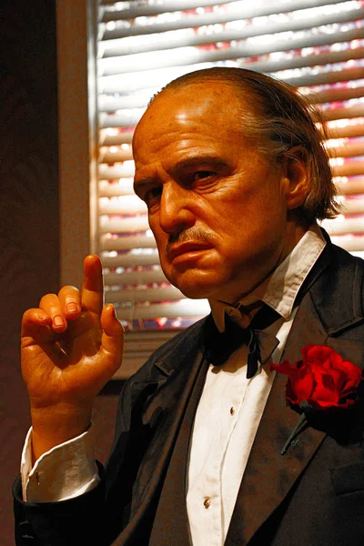 Los Angeles, Ca - 28 Ekim 2013: Marlon Brando 'nun Baba Don Vito Corleone rolündeki mumu, Marlon Brando' nun balmumu figürü - Madame Tussauds Hollywood.