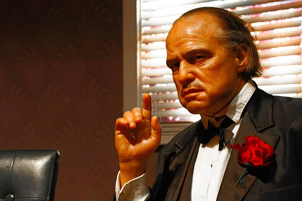 Los Angeles, Ca - 28 Ekim 2013: Marlon Brando 'nun Baba Don Vito Corleone rolündeki mumu, Marlon Brando' nun balmumu figürü - Madame Tussauds Hollywood.