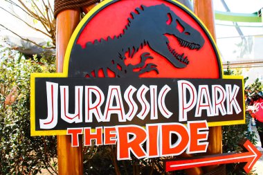 Osaka, Japonya - 13 Nisan 2019: Jurassic Park Jurassic Park Universal Stüdyoları 'ndaki Biniş Tabelası.