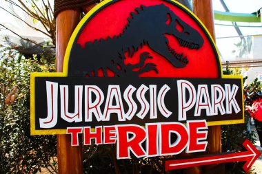 Osaka, Japonya - 13 Nisan 2019: Jurassic Park Jurassic Park Universal Stüdyoları 'ndaki Biniş Tabelası.