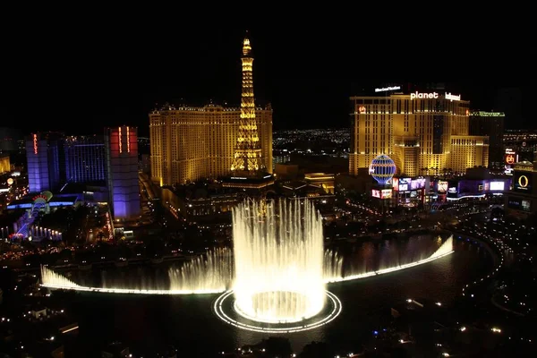 Las Vegas, NV / USA - 28 Ekim 2015 Las Vegas Bellagio Çeşmeleri. Birkaç filmde yer alan Bellagio Çeşmeleri, müzikle senkronize edilmiş büyük bir dans su çeşmesidir..