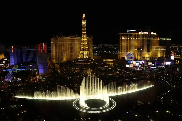 Las Vegas, NV / USA - 28 Ekim 2015 Las Vegas Bellagio Çeşmeleri. Birkaç filmde yer alan Bellagio Çeşmeleri, müzikle senkronize edilmiş büyük bir dans su çeşmesidir..