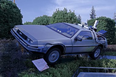 Osaka, Japonya - 12 Şubat 2016: Ready Player One filmini kullanın. De Lorean 'ın 