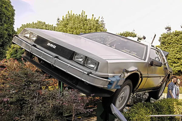 Osaka, Japonya - 12 Şubat 2016: Ready Player One filmini kullanın. De Lorean 'ın 