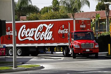 Santa Monica, Ca / Usa - 25 Kasım 2010: Kargo kamyonunda Büyük Klasik Coca-Cola afiş logosu.