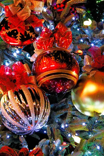 クリスマスツリーとカラフルな装飾品 クリスマスショー — ストック写真