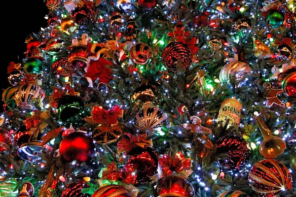 圣诞树和五彩缤纷的装饰品 圣诞晚会 — 图库照片