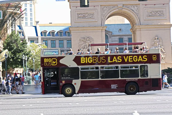 Las Vegas, Nv / Usa - 13 Şubat 2018: Las Vegas 'ta sokağa çıkan bir turist turistik gezisi otobüsü.
