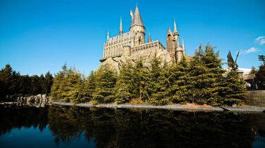 Osaka, Japonya - 14 Ocak 2019: Hogwarts Cadılık ve Büyücülük Okulu 'nun fotoğrafı, The Wizarding World of Harry Potter, Universal Studios Japonya..