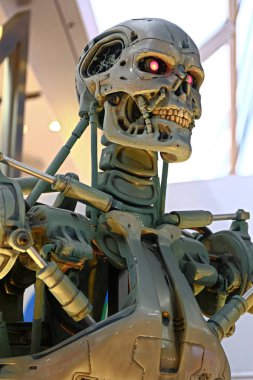 Osaka, Japonya - 21 Mart 2016: Japonya, Osaka, Japonya 'daki Universal Stüdyoları' nın en ünlü gösterilerinden biri olan Terminatör 3d 'nin T-800 Sonu iskeletinin fotoğrafı. 