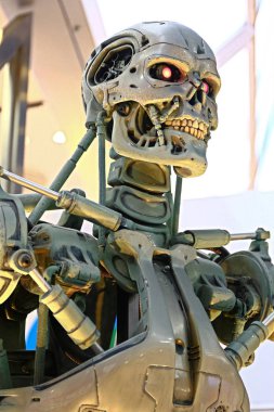 Osaka, Japonya - 21 Mart 2016: Japonya, Osaka, Japonya 'daki Universal Stüdyoları' nın en ünlü gösterilerinden biri olan Terminatör 3d 'nin T-800 Sonu iskeletinin fotoğrafı. 