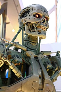 Osaka, Japonya - 21 Mart 2016: Japonya, Osaka, Japonya 'daki Universal Stüdyoları' nın en ünlü gösterilerinden biri olan Terminatör 3d 'nin T-800 Sonu iskeletinin fotoğrafı. 
