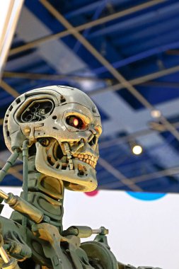 Osaka, Japonya - 21 Mart 2016: Japonya, Osaka, Japonya 'daki Universal Stüdyoları' nın en ünlü gösterilerinden biri olan Terminatör 3d 'nin T-800 Sonu iskeletinin fotoğrafı. 