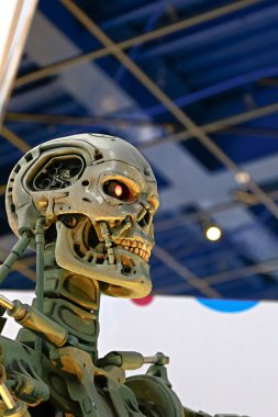 Osaka, Japonya - 21 Mart 2016: Japonya, Osaka, Japonya 'daki Universal Stüdyoları' nın en ünlü gösterilerinden biri olan Terminatör 3d 'nin T-800 Sonu iskeletinin fotoğrafı. 