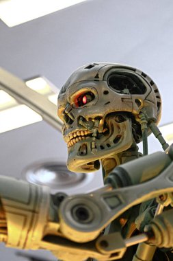 Osaka, Japonya - 21 Mart 2016: Japonya, Osaka, Japonya 'daki Universal Stüdyoları' nın en ünlü gösterilerinden biri olan Terminatör 3d 'nin T-800 Sonu iskeletinin fotoğrafı. 