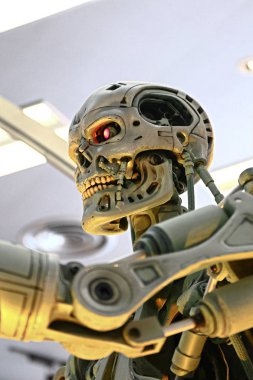 Osaka, Japonya - 21 Mart 2016: Japonya, Osaka, Japonya 'daki Universal Stüdyoları' nın en ünlü gösterilerinden biri olan Terminatör 3d 'nin T-800 Sonu iskeletinin fotoğrafı. 
