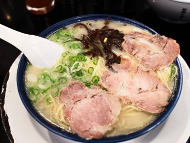 Japon usulü ızgarada pişmiş domuz etli ramen eriştesini domuz eti çorbası ile kaplayıp üstüne de scallion. Nishijin Alışveriş Bölgesi Fukuoka.Hakata ramen shibaraku.