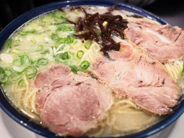 Japon usulü ızgarada pişmiş domuz etli ramen eriştesini domuz eti çorbası ile kaplayıp üstüne de scallion. Nishijin Alışveriş Bölgesi Fukuoka.Hakata ramen shibaraku.