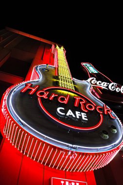 Osaka, Japonya - Jan 09, 2019: Hard Rock Cafe Universal City Walk Osaka 'daki Hard Rock Cafe restoranının ikonik işareti. Hard Rock Cafe temalı restoranlar zinciri..