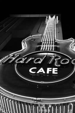 Osaka, Japonya - Jan 09, 2019: Hard Rock Cafe Universal City Walk Osaka 'daki Hard Rock Cafe restoranının ikonik işareti. Hard Rock Cafe temalı restoranlar zinciri..