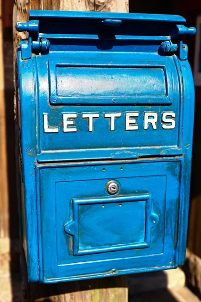 Traditioneller Alter Blauer Briefkasten Traditioneller Alter Blauer Briefkasten — Stockfoto