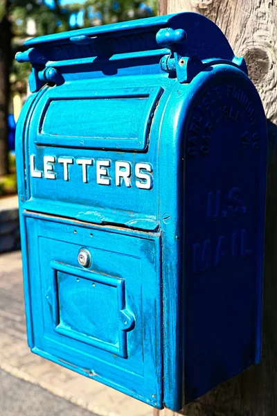 Traditioneller Alter Blauer Briefkasten Traditioneller Alter Blauer Briefkasten — Stockfoto