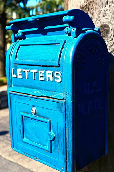 Traditionele Old Blue Brievenbus Traditionele Old Blue Brievenbus — Stockfoto