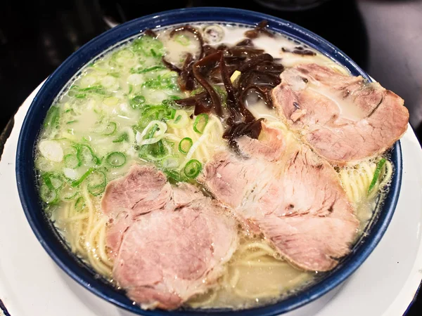 Zbliżenie Japoński Grillowane Char Siu Wieprzowina Ramen Makaron Bulionie Wieprzowiny — Zdjęcie stockowe