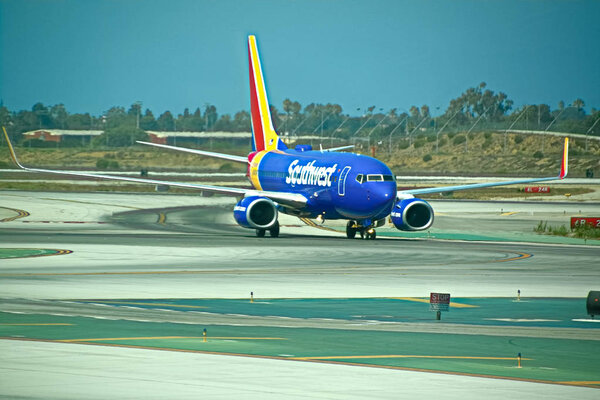 ЛОС-АНДЖЕЛЕС, Калифорния - 19 сентября 2018 года: пассажирский самолет Southwest Airlines приземляется в международном аэропорту Лос-Анджелеса в Лос-Анджелесе. Юго-запад перевозит 130 миллионов пассажиров в год
