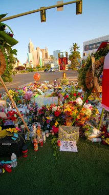 Las Vegas, Usa - 07 Ekim 2017 Las Vegas 'ta vurulan kurbanlara çiçek ve mum yakmak. Las Vegas Caddesi 'ndeki Mandalay Körfezi' nin yanında..
