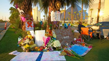 Las Vegas, NV-Ekim 07, 2017: Las Vegas Mandalay Körfezi yakınlarındaki Mandalay Körfezi 'ndeki anıt parkındaki çiçekler ve hediyeler Las Vegas saldırısında öldürülen kurbanları hatırlamak için..