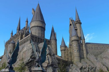 Osaka, Japonya - 5 Kasım 2018: Osaka şehrindeki Universal Stüdyoları 'nda Harry Potter' ın Büyücülük Dünyası 'ndaki Hogwarts kalesi.