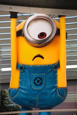 Osaka, Japonya - 24 Haziran 2017: Japonya 'daki Osaka Universal Stüdyoları' nda bulunan Mutlu Minyon Heykeli. Minyonlar Despicable Me animasyonundan ünlü karakterlerdir..
