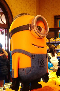 Osaka, Japonya - 24 Haziran 2017: Japonya 'daki Osaka Universal Stüdyoları' nda bulunan Mutlu Minyon Heykeli. Minyonlar Despicable Me animasyonundan ünlü karakterlerdir..
