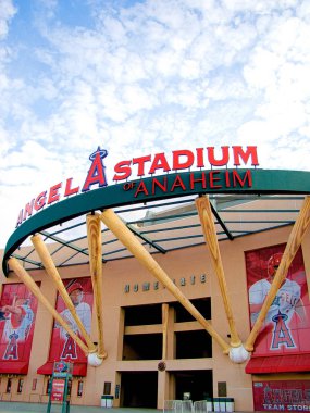 Anaheim, CA / Los Angeles. 29 Ekim 2016, Anaheim, CA 'da bir beyzbol takımı olan Angel Stadyumu' nun ana girişi..