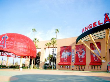 Anaheim, CA / Los Angeles. 29 Ekim 2016, Anaheim, CA 'da bir beyzbol takımı olan Angel Stadyumu' nun ana girişi..