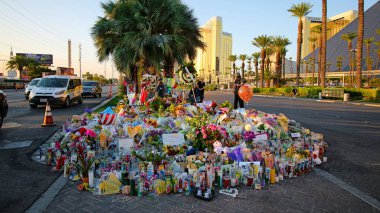 Las Vegas, Usa - 07 Ekim 2017 Las Vegas 'ta vurulan kurbanlara çiçek ve mum yakmak. Las Vegas St.Movement 'daki Mandalay Körfezi yakınlarında.