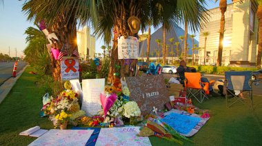 Las Vegas, Usa - 07 Ekim 2017 Las Vegas 'ta vurulan kurbanlara çiçek ve mum yakmak. Las Vegas St.Movement 'daki Mandalay Körfezi yakınlarında.