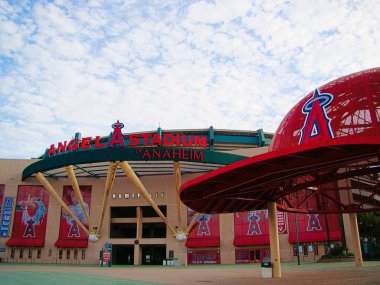 Anaheim, CA / Los Angeles. 29 Ekim 2016, Anaheim, CA 'da bir beyzbol takımı olan Angel Stadyumu' nun ana girişi..