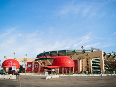 Anaheim, CA / Los Angeles. 29 Ekim 2016, Anaheim, CA 'da bir beyzbol takımı olan Angel Stadyumu' nun ana girişi..