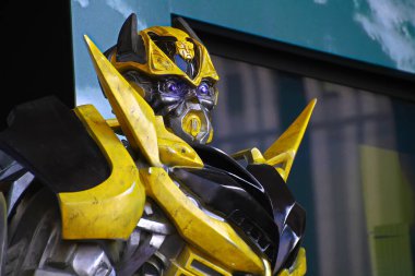 Osaka, Kansai / Japonya - 21 Temmuz 2014: Transformers Age of Extinction 'dan Bumblebee robot heykelinin kopyası Osaka İstasyonunda sergilendi.