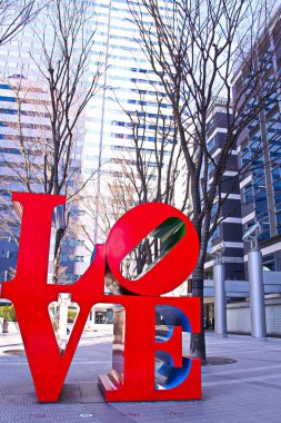TOKYO, Japonya - 20 Şubat 2010: Tokyo, Japonya 'da Aşk Heykeli. Heykel, Robert Indiana tarafından tasarlanmış Polychrome (birden fazla renkle boyanmış) alüminyumdan yapılmıştır..