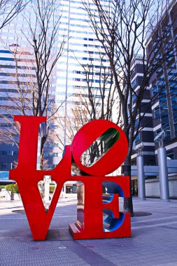 TOKYO, Japonya - 20 Şubat 2010: Tokyo, Japonya 'da Aşk Heykeli. Heykel, Robert Indiana tarafından tasarlanmış Polychrome (birden fazla renkle boyanmış) alüminyumdan yapılmıştır..
