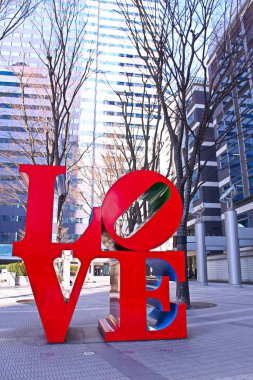 TOKYO, Japonya - 20 Şubat 2010: Tokyo, Japonya 'da Aşk Heykeli. Heykel, Robert Indiana tarafından tasarlanmış Polychrome (birden fazla renkle boyanmış) alüminyumdan yapılmıştır..
