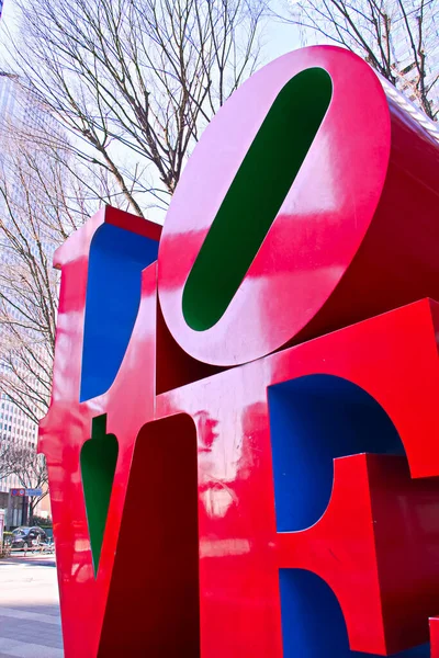 TOKYO, Japonya - 20 Şubat 2010: Tokyo, Japonya 'da Aşk Heykeli. Heykel, Robert Indiana tarafından tasarlanmış Polychrome (birden fazla renkle boyanmış) alüminyumdan yapılmıştır..