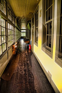 Geleneksel bir Japon binasında ahşap bir koridor.