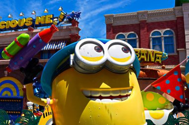 OSAKA, JAPONYA - 17 Haziran 2020: Universal Stüdyoları 'nın MINION' un Japonya 'daki Paskalya versiyonu. Minyonlar Despicable Me animasyonundan ünlü karakterlerdir. COVID-19 karantinasından sonra Universal Studios Japan yeniden açılıyor..
