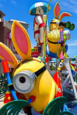 OSAKA, JAPONYA - 17 Haziran 2020: Universal Stüdyoları 'nın MINION' un Japonya 'daki Paskalya versiyonu. Minyonlar Despicable Me animasyonundan ünlü karakterlerdir. COVID-19 karantinasından sonra Universal Studios Japan yeniden açılıyor..